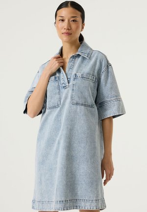 Hellblaues Jeanskleid mit Kragen, kurzen Ärmeln, zwei Fronttaschen und geradem Schnitt mit umgenähtem Saum.