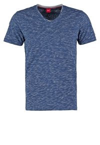 Modré melírované tričko s výstřihem do V a krátkým rukávem, s malou kapsičkou na hrudi a červenou značkovou etiketou uvnitř límce.