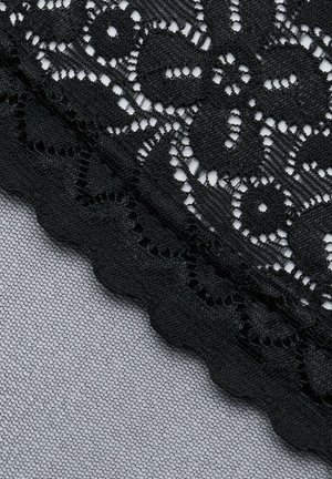 Czarna koronka z wzorami kwiatowymi i geometrycznymi, z falistymi krawędziami i delikatnym siateczkowym tłem.