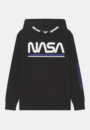 Czarna bluza z kapturem z białym napisem „NASA” i niebiesko-białymi paskami na przodzie oraz niebieskim napisem „INTERSTELLAR” na prawej rękawie.