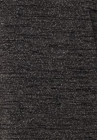 Tela negra con un sutil patrón texturizado, adornada con motas de color plata dispersas que crean un efecto brillante. Material suave y ligero.