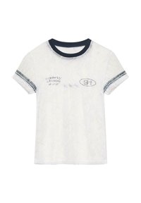 T-shirt en dentelle blanche à manches courtes, col rond et poignets côtelés bleu marine. Présente un texte imprimé et des accents contrastants près des épaules.