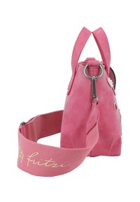 Borsa a tracolla in ecopelle rosa dalla forma arrotondata, con toppe decorative, un anello in metallo argentato e una ampia tracolla rosa con testo embossato.