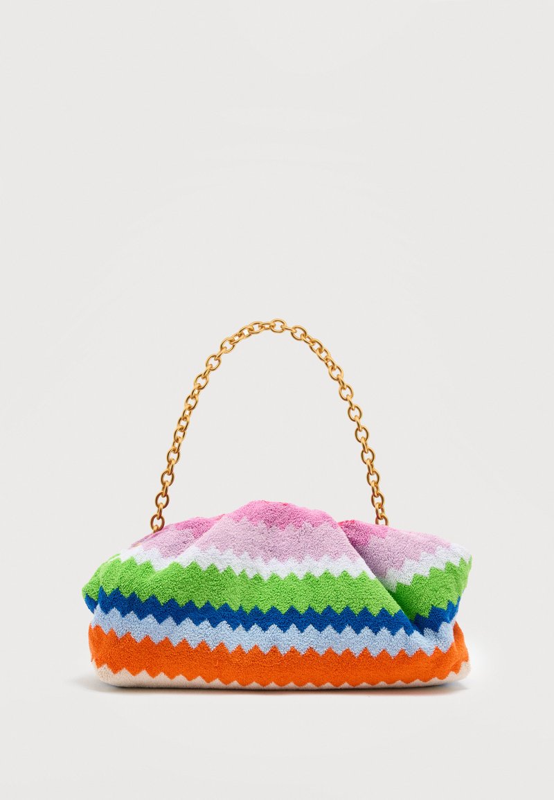 Petit sac à main en éponge à motif zigzag multicolore avec du rose, vert, bleu, orange, et une anse chaîne dorée.