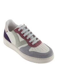 Sneaker bianco in pelle con accenti in suede viola, verde e bordeaux. Presenta una punta perforata, lacci grigi e una suola in gomma testurizzata.