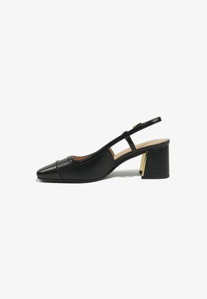 Scarpa slingback in pelle nera con tacco a blocco e dettaglio dorato, caratterizzata da punta chiusa e dettagli traforati sui lati.