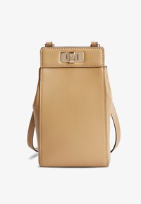 Неизбран, classic khaki