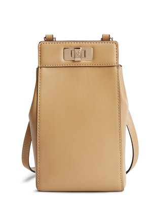 Borsa a tracolla rettangolare beige in pelle con chiusura a giramento rettangolare color oro e tracolla regolabile.