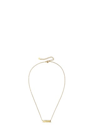 Collier délicat en chaîne dorée avec "MAMA" en lettres majuscules comme pendentif et fermeture à boucle réglable.