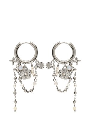 Pendientes de aro de plata con colgantes florales, cadenas, pequeñas perlas y cuentas redondas que crean un diseño decorativo y con capas.