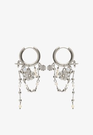 Pendientes de aro de plata con colgantes florales, cadenas, pequeñas perlas y cuentas redondas que crean un diseño decorativo y con capas.