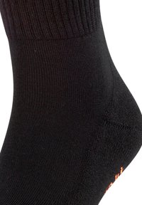 Čierna ponožka s rebrovaným lemom, hladkou textúrou, zosilnenou pätou a oranžovým akcentom v oblasti prstov. Vyrobená z odolnej, elastickej tkaniny.