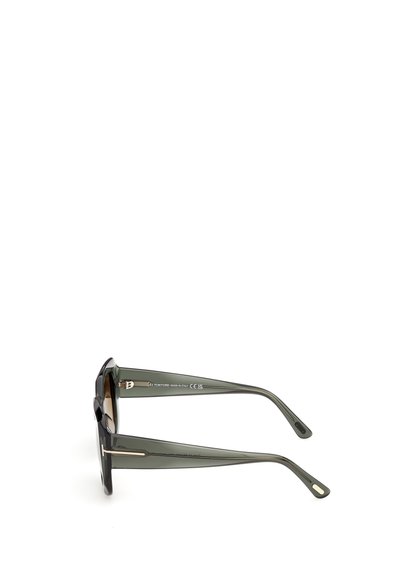 Lunettes de soleil gris foncé transparentes avec une monture rectangulaire épaisse et des verres teintés, vues de côté sur un fond blanc.