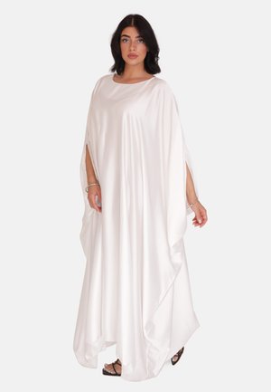 Lungo abito bianco realizzato in tessuto satinato, caratterizzato da una silhouette ampia e fluente con lati aperti e scollatura arrotondata.