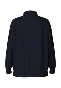 Felpa blu navy con colletto alto, maniche lunghe a raglan e polsini elasticizzati. Tessuto morbido con una texture liscia, senza motivi visibili.