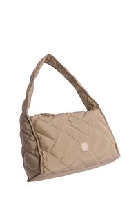 Bolso acolchado color beige con forma trapezoidal, superficie texturizada y una sola asa para el hombro. Presenta una etiqueta con el logo en la parte frontal.