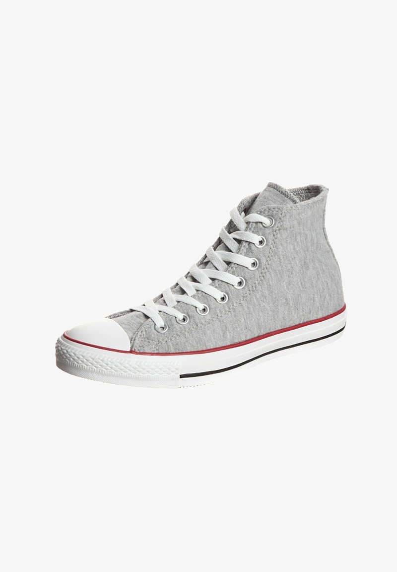 Baskets montantes grises en toile avec embout en caoutchouc blanc, lacets blancs et semelle blanche ornée de bandes rouges et noires.