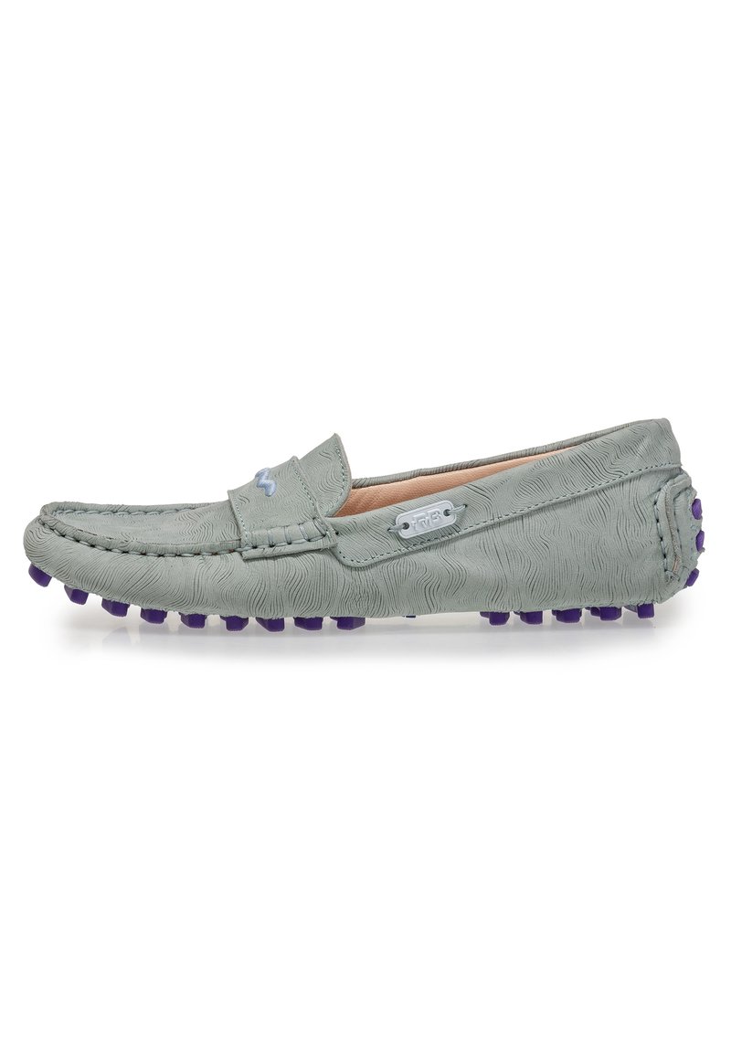 Scarpa slip-on sintetica verde con superficie testurizzata, cuciture decorative e punta arrotondata. Chiodi in gomma viola sulla suola per una maggiore aderenza.