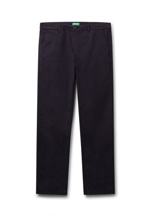 Herren Hosen in Dunkelblau, mit geradem Bein, lässig, seitlichen Taschen, Gürtelschlaufen und Knopfverschluss, flach auf weißem Hintergrund ausgebreitet.
