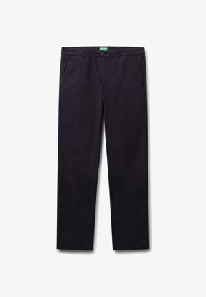 Donkerblauwe casual broek voor heren met rechte pijpen, zijzakken, riemlussen en knoopsluiting, plat gelegd op een witte achtergrond.