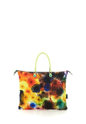 Borsa tote con manici giallo neon e motivo floreale astratto colorato in tonalità di arancione, blu, verde e marrone, mostrata su sfondo bianco.