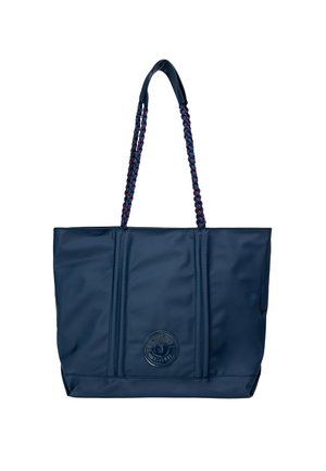 Borsa a spalla blu navy realizzata in tessuto lucido, con manici intrecciati in rosso e blu, tre cuciture verticali e un dettaglio con logo rotondo.