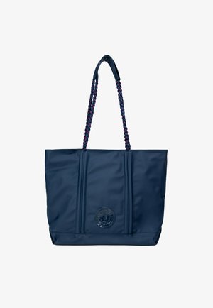 Granatowa torba typu tote, wykonana z błyszczącego materiału, z plecionymi uchwytami w kolorze czerwonym i niebieskim, z trzema pionowymi szwami i okrągłym detalem logo.