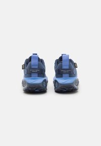 Granatowe i jasnoniebieskie sneakersy z zamszowej i siateczkowej cholewki, z amortyzowaną podeszwą, uchwytem z tyłu i refleksyjnymi akcentami. Model "Infinity Run 04."