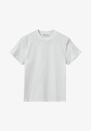Witte katoenen t-shirt met een ronde halslijn en korte mouwen. Eenvoudig ontwerp met minimalistische branding aan de voorkant. Zachte textuur.