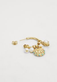 Orecchini a cerchio dorati con un charm a forma di conchiglia testurizzata con accenti turchesi, completati da due perle rotonde bianche e una chiusura sicura.
