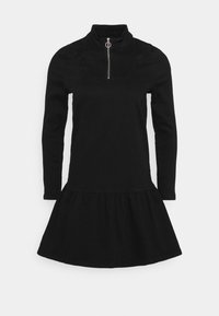 Černé šaty s vysokým límcem, dlouhými rukávy a zipovým uzávěrem vpředu. Mají přiléhavý korzet a rozšířenou, skládací sukni. Vyrobeny z měkké bavlny.