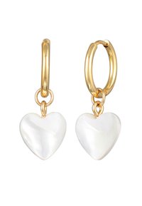 Pendientes de aro de oro que presentan un colgante en forma de corazón de nácar blanco. El acabado es suave con una textura brillante.