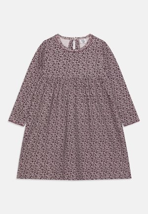 Langærmet babykjole med lilla blomsterprint, rund halsudskæring og indsnævret talje.