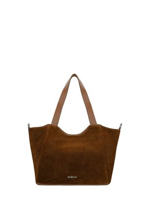 Sac cabas en daim marron avec des poignées en cuir texturé et un petit logo blanc au centre devant.