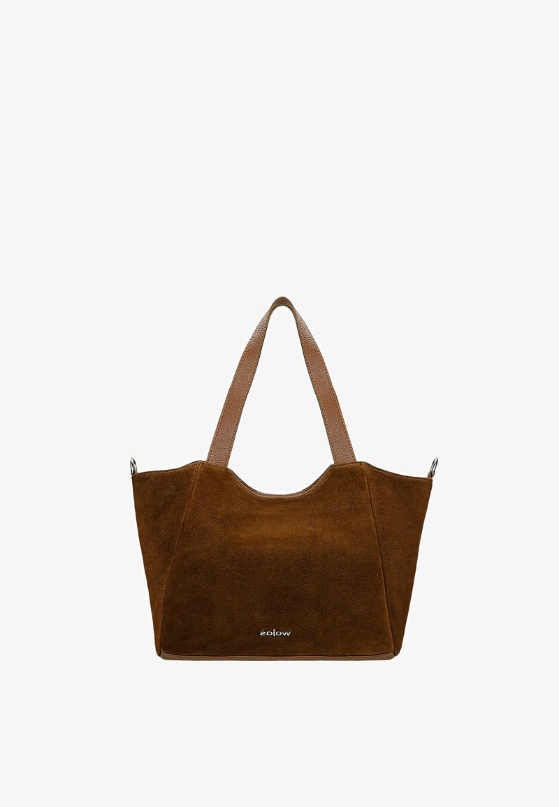 Sac cabas en daim marron avec des poignées en cuir texturé et un petit logo blanc au centre devant.