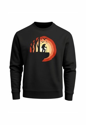 Schwarzer Kapuzenpullover mit einem grafischen Design eines Wanderers vor einem Sonnenuntergang, mit orangefarbenen, gelben und roten kreisförmigen Schichten sowie silhouettierten Bäumen.