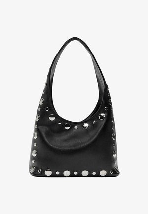 Borsa hobo in pelle nera con una forma morbida, decorata con borchie metalliche circolari lungo i bordi e una larga tracolla.