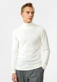 Witte gebreide turtleneck trui met een slanke pasvorm, geribbelde manchetten en zoom. De stof lijkt zacht met een licht gestructureerde afwerking.
