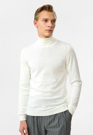Witte gebreide turtleneck trui met een slanke pasvorm, geribbelde manchetten en zoom. De stof lijkt zacht met een licht gestructureerde afwerking.
