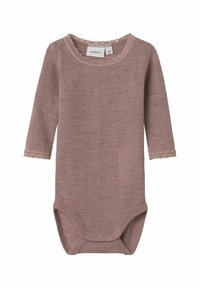 Långärmad bodysuit i dammig rosa ribbat material, med en spetsprydd halsringning och subtilt strukturerad mönster samt tryckknappar i botten.