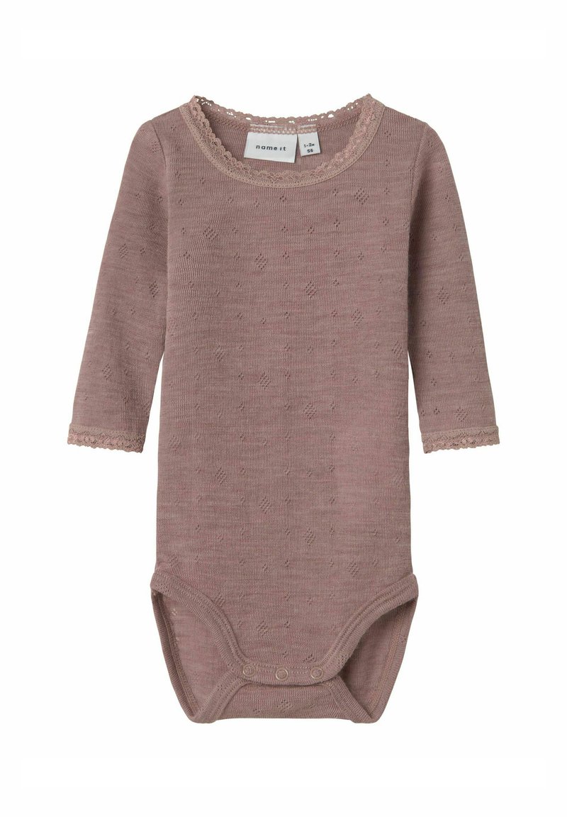 Långärmad bodysuit i dammig rosa ribbat material, med en spetsprydd halsringning och subtilt strukturerad mönster samt tryckknappar i botten.