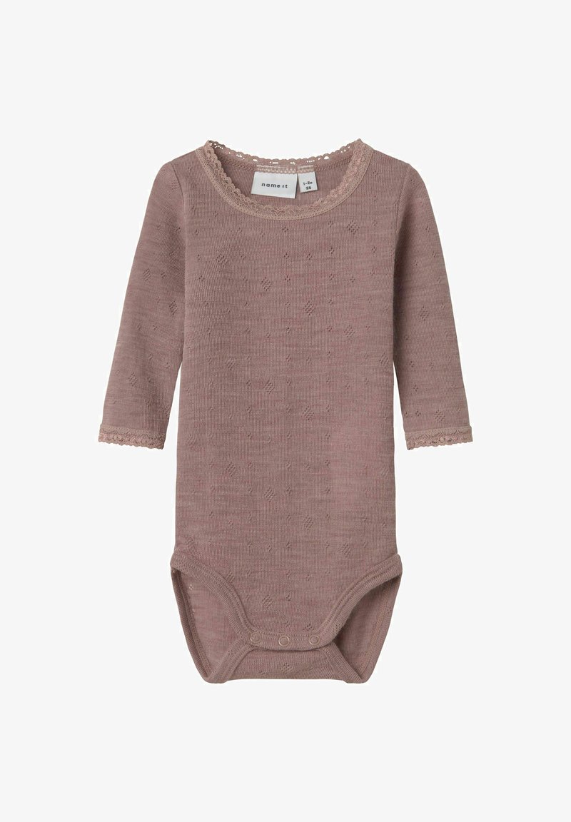 Ilgomis rankovėmis bodžio drabužis, pagamintas iš dulkėtos rožinės spalvos juostelės medžiagos, turi nėriniu apipintą iškirptę ir subtilų tekstūrinį raštą bei spaudžiamas užsegimus apačioje.