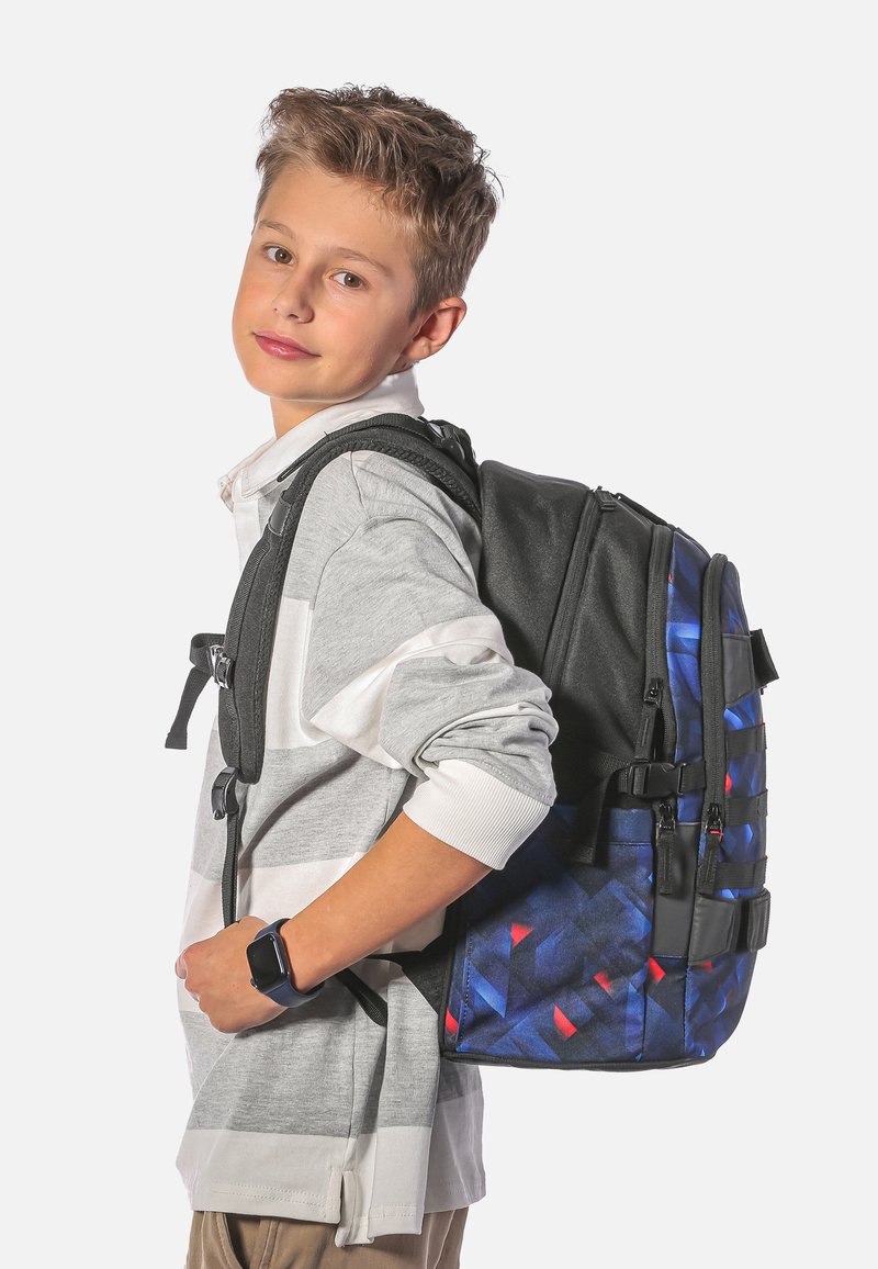 Zaino geometricamente stampato in nero e blu con spallacci imbottiti, multiple tasche e dettagli. Realizzato in tessuto resistente.