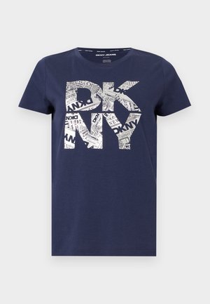 DKNY, NEWSPRINT STACKED LOGO CREW NECK TEE - Μπλουζάκι με στάμπα - peacoat/silver-coloured