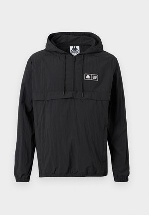 Μαύρο ελαφρύ μπουφάν με κουκούλα, εμπρόσθιο φερμουάρ μέχρι τη μέση, κορδόνια, ελαστικά μανίκια και μικρό ορθογώνιο λογότυπο Kappa στο αριστερό στήθος.