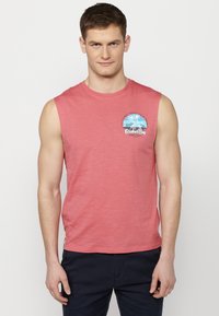 Punane ilma varrukateta T-särk, mis on valmistatud puuvillast, millel on ümmargune sinine graafika palmipuudega ja tekst "Osake Bay Summer Coast."