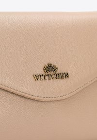Světle béžová kožená kabelka na ruku s texturovaným povrchem, která má zlaté logo "WITTCHEN" a jemně zakřivený klopový víko.