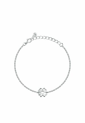 Bracciale in catena d'argento con ciondolo a quadrifoglio che presenta un intaglio a forma di cuore al centro e chiusura regolabile.