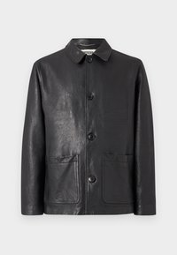 Schwarze Lederjacke mit glatter Textur, klassischem Kragen, vorne mit Knopfleiste und zwei aufgesetzten Taschen. Dezente Nahtdetails an den Kanten.