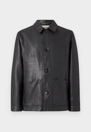 Svart läderjacka med en slät yta, klassisk krage, knappstängning framtill och två påsydda fickor. Diskret sömnadsdetalj längs kanterna.